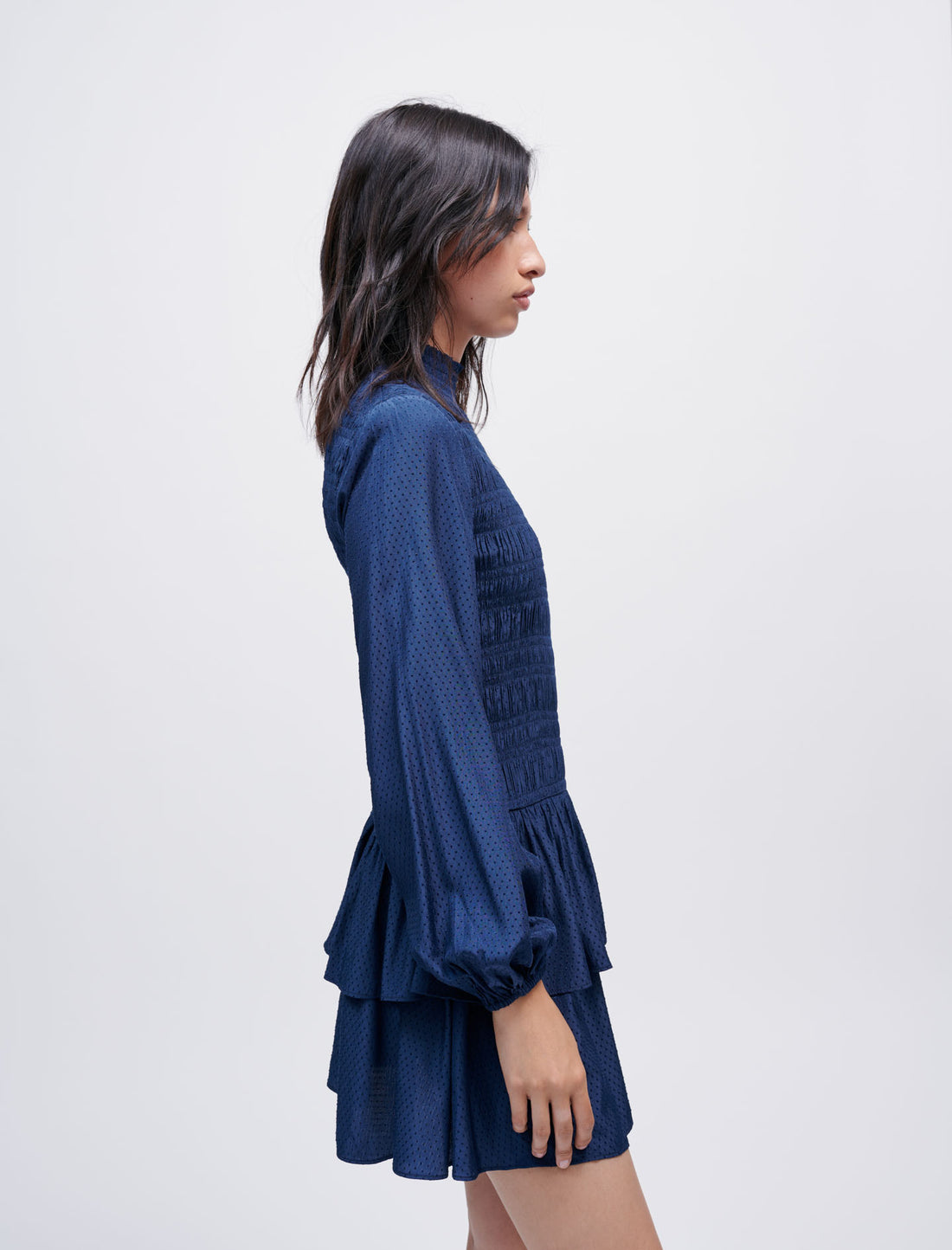 Vestido fruncido, raso fluido y volantes