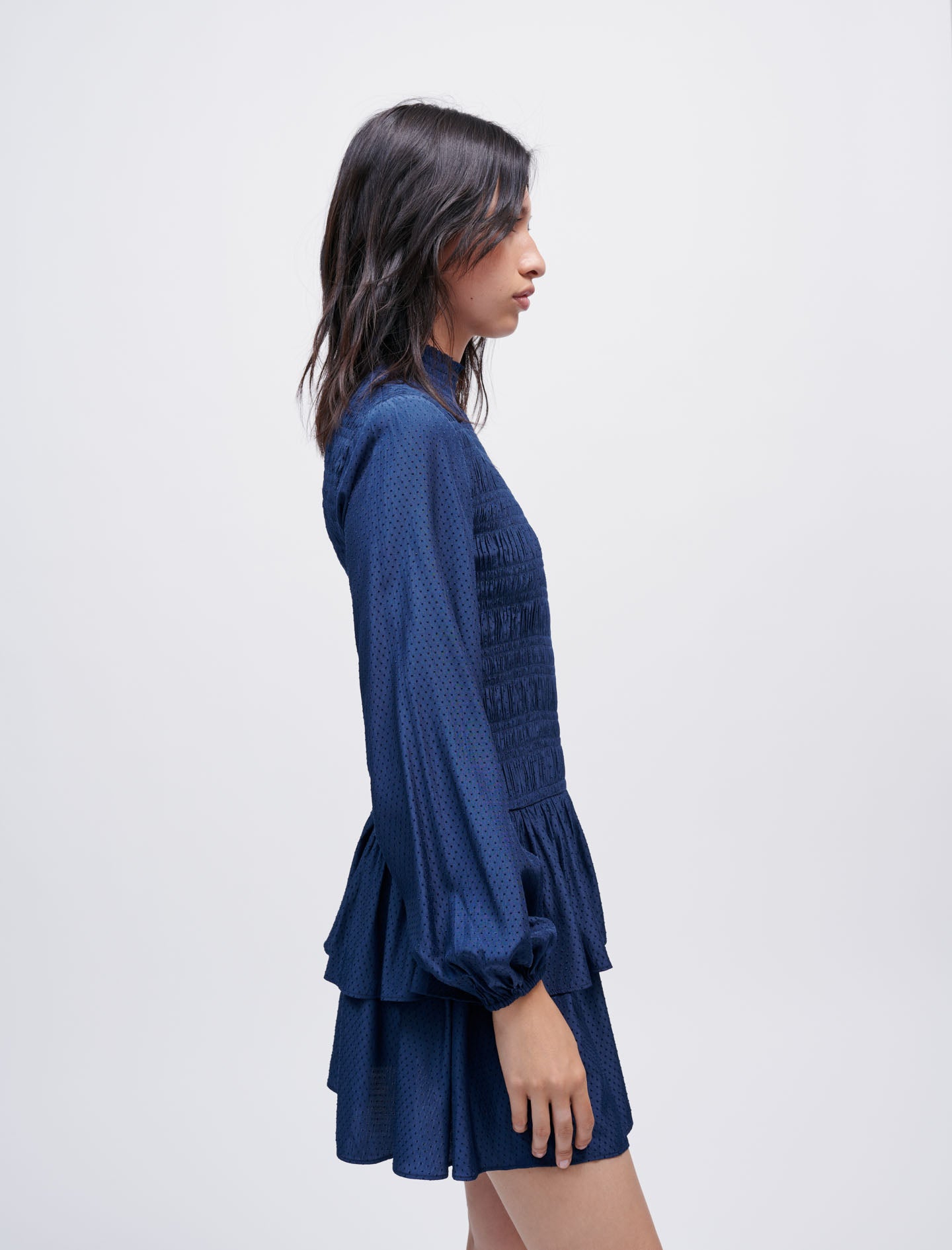 Vestido fruncido, raso fluido y volantes