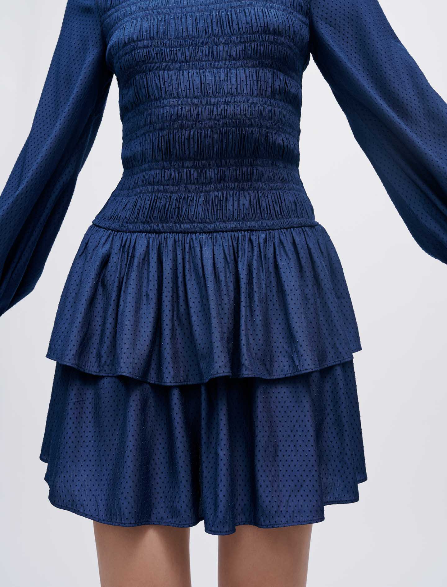 Vestido fruncido, raso fluido y volantes
