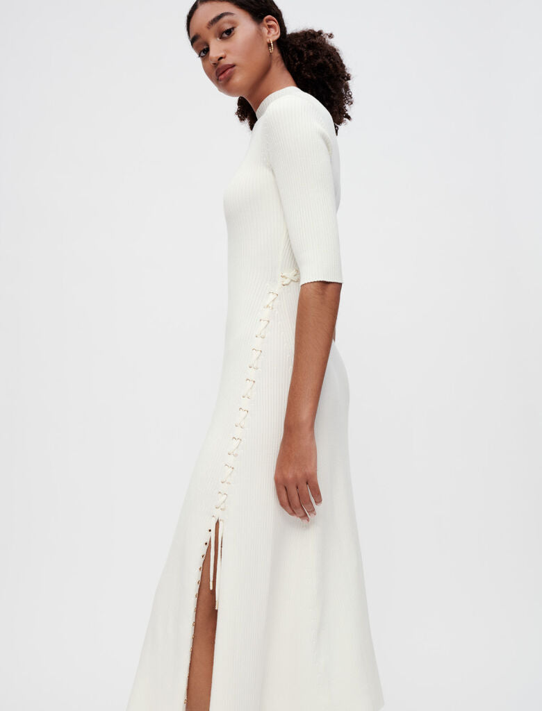 Vestido de punto canalé y ojales dorados