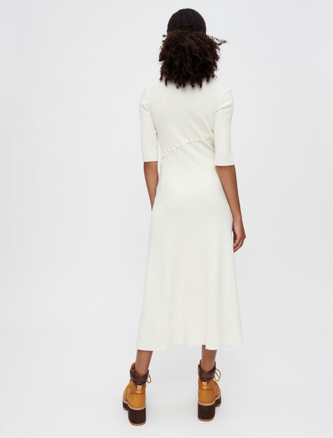 Vestido de punto canalé y ojales dorados