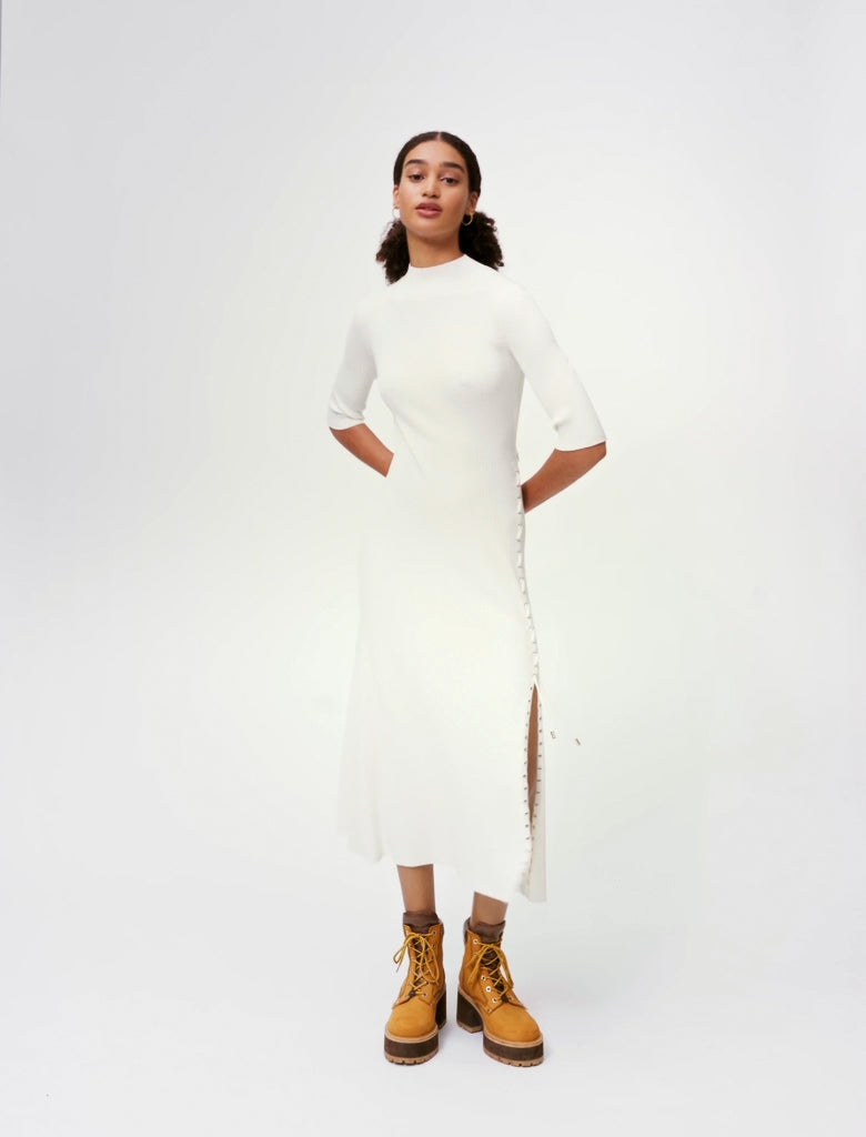 Vestido de punto canalé y ojales dorados