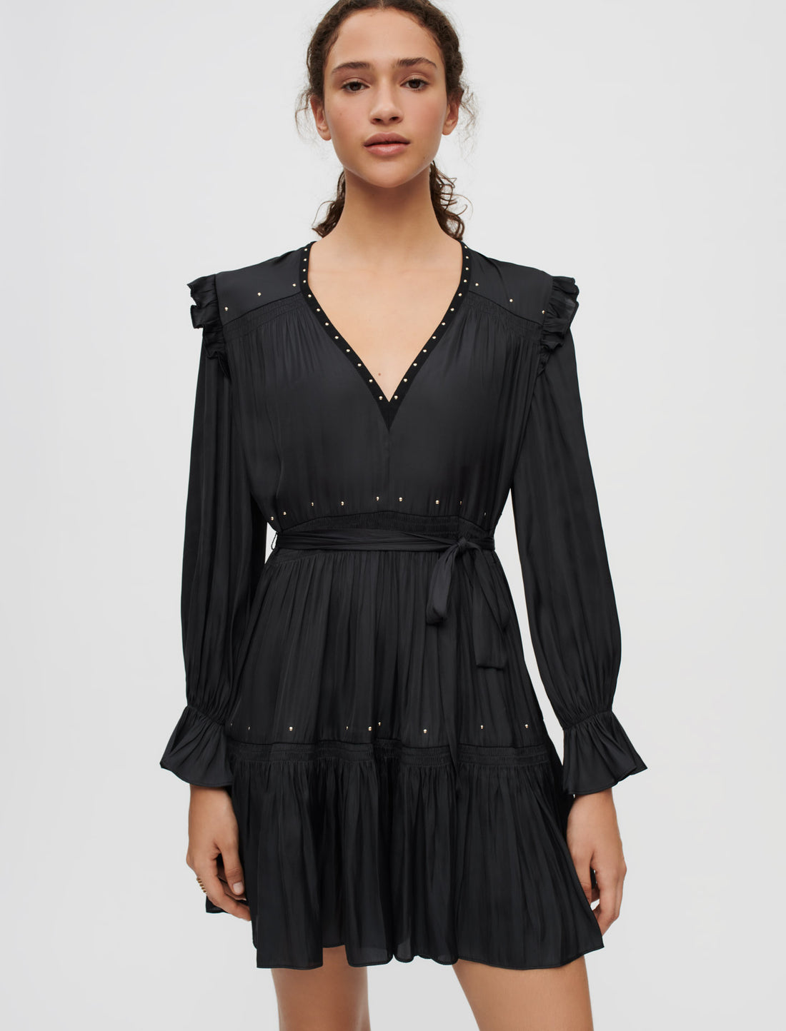 Vestido negro satén fluido tachuelas