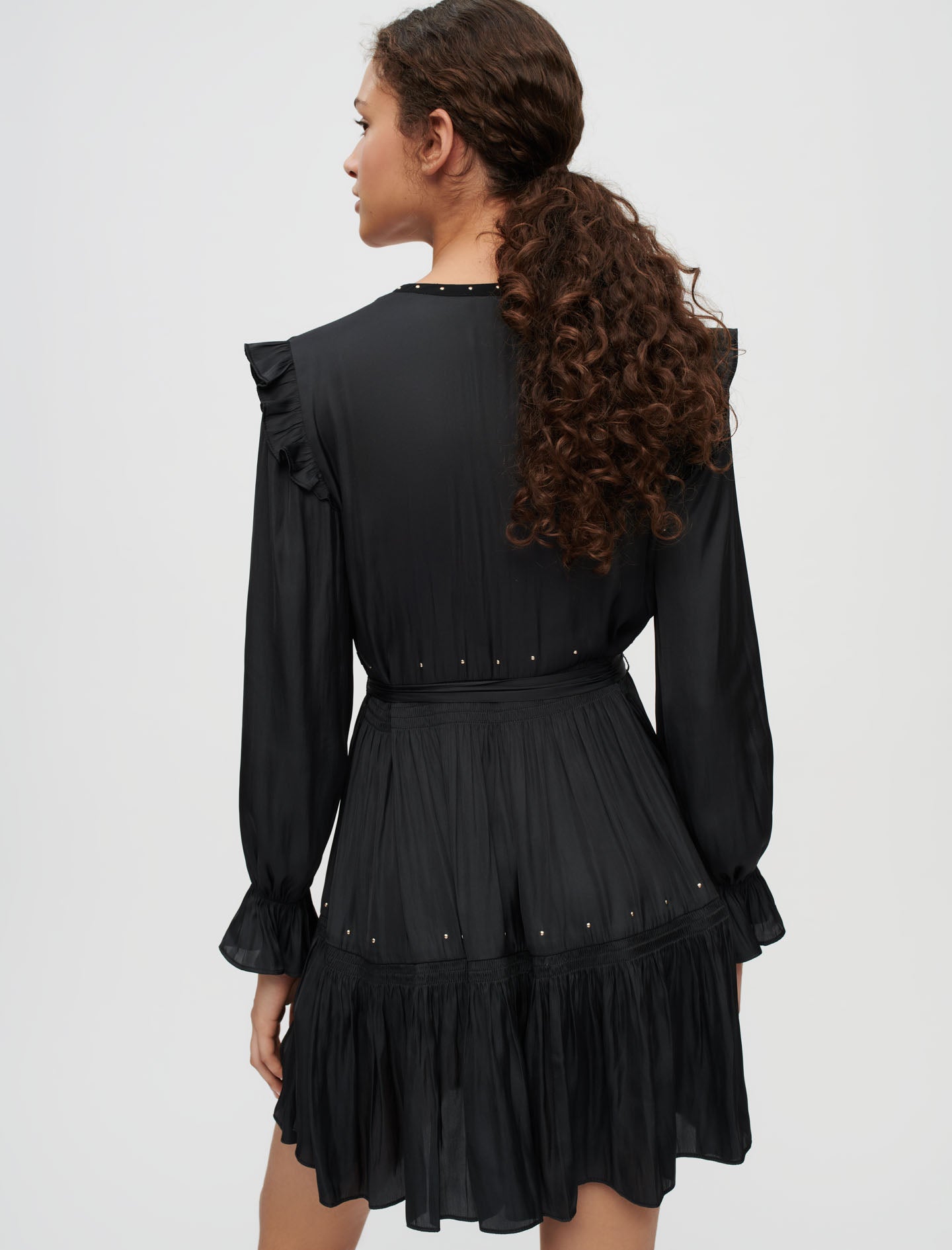 Vestido negro satén fluido tachuelas