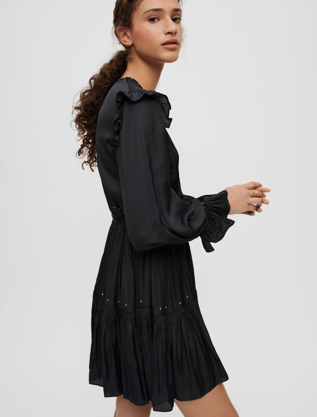 Vestido negro satén fluido tachuelas