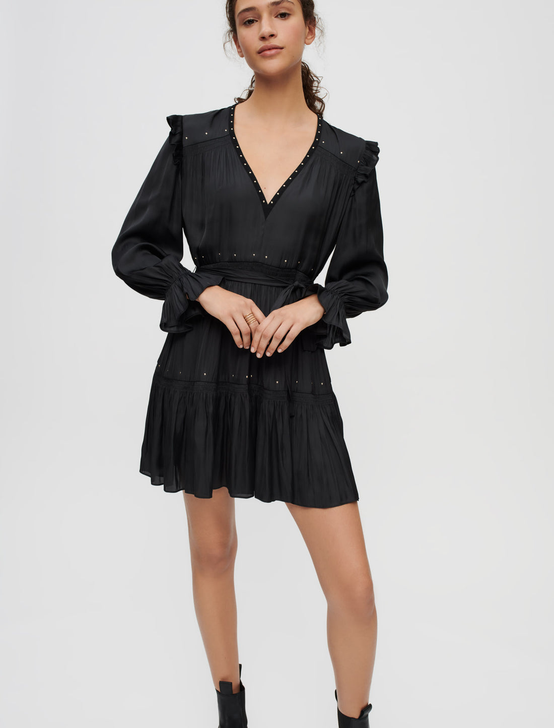 Vestido negro satén fluido tachuelas