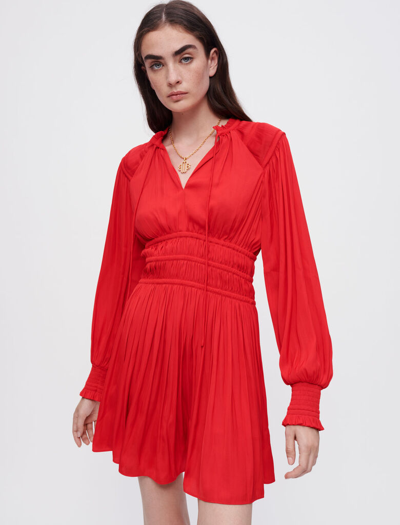 Vestido de satén entallado en la cintura