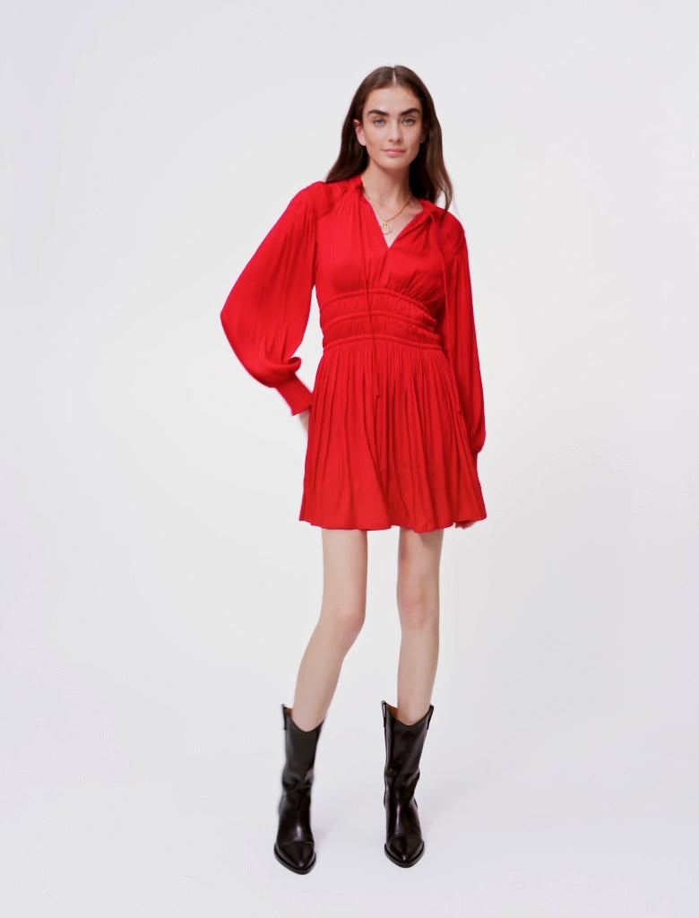 Vestido de satén entallado en la cintura