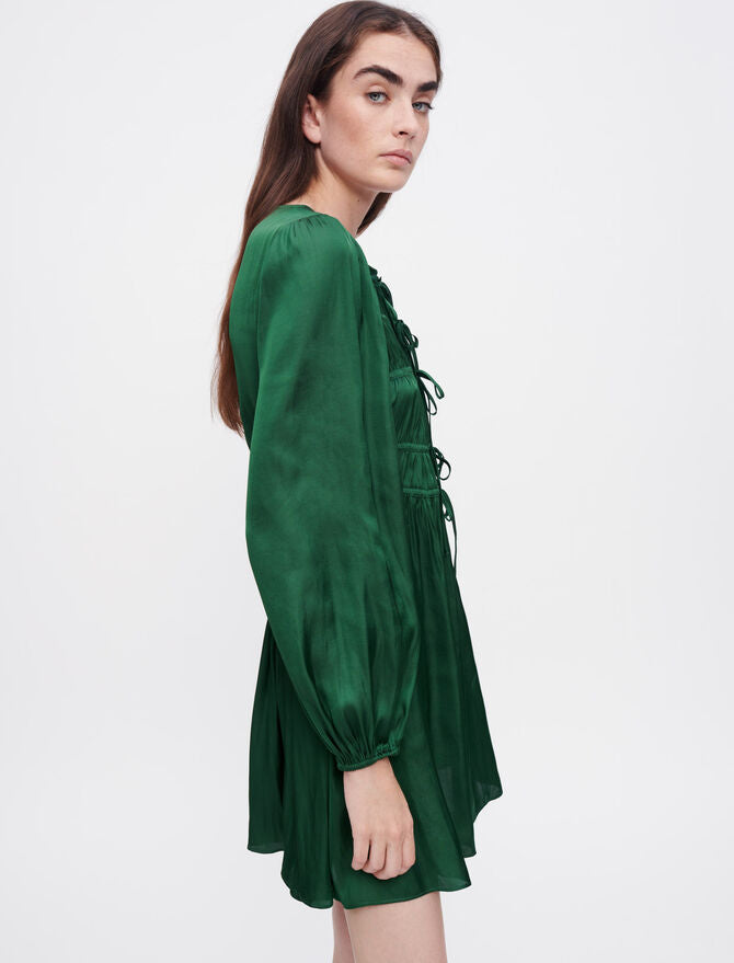 Vestido de satén fruncido con lazos