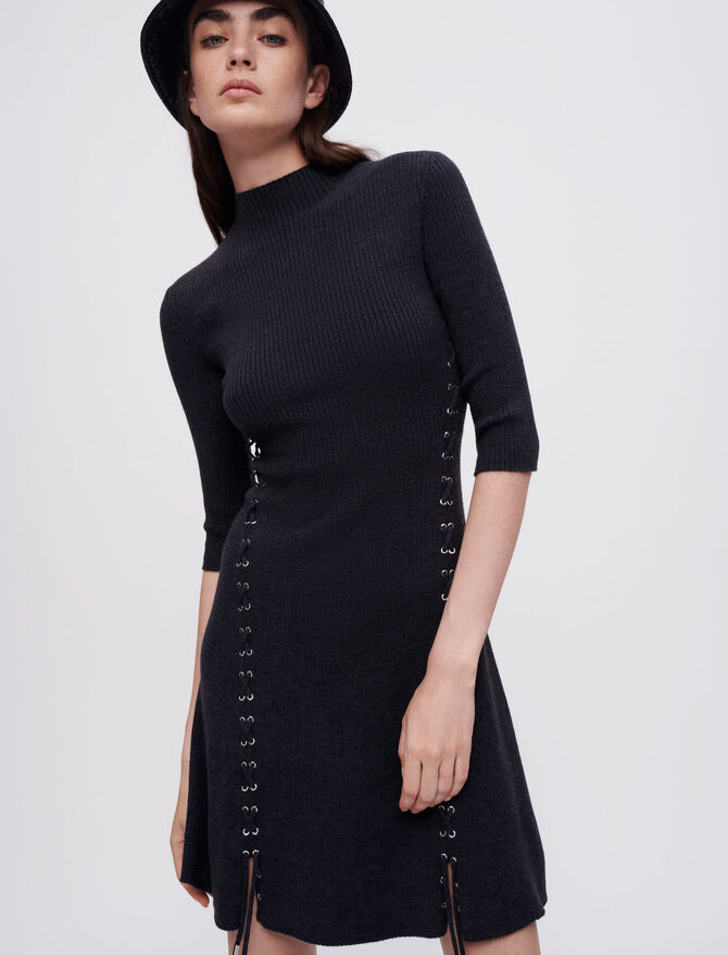 Vestido de punto con ojales metálicos