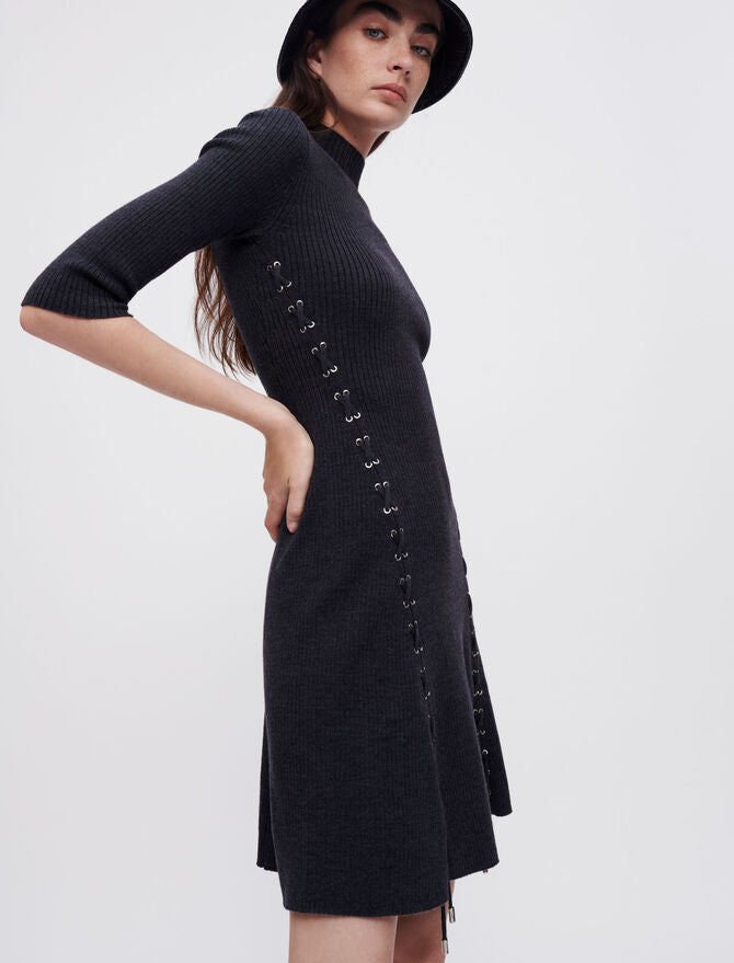 Vestido de punto con ojales metálicos