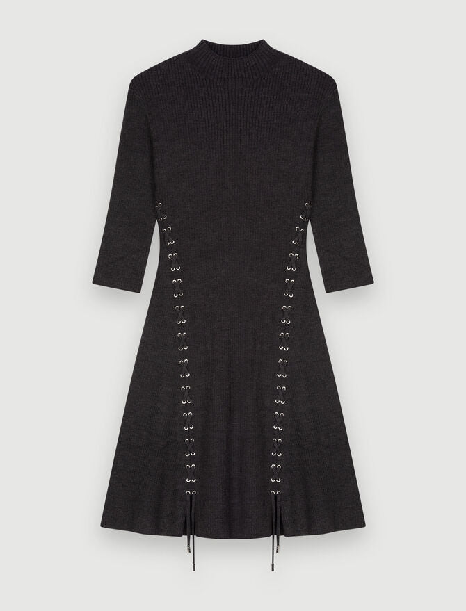 Vestido de punto con ojales metálicos