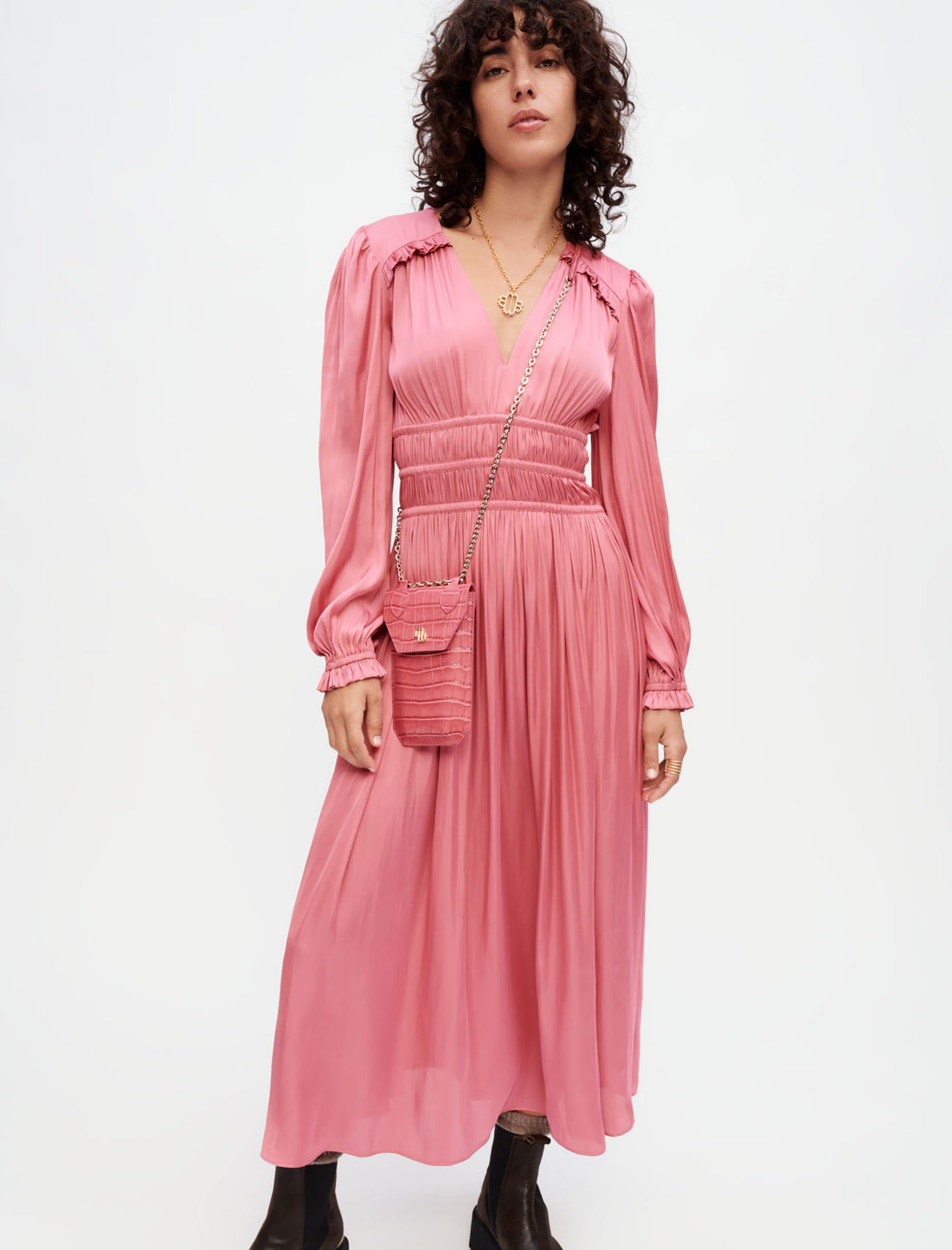 Vestido de raso con volantes