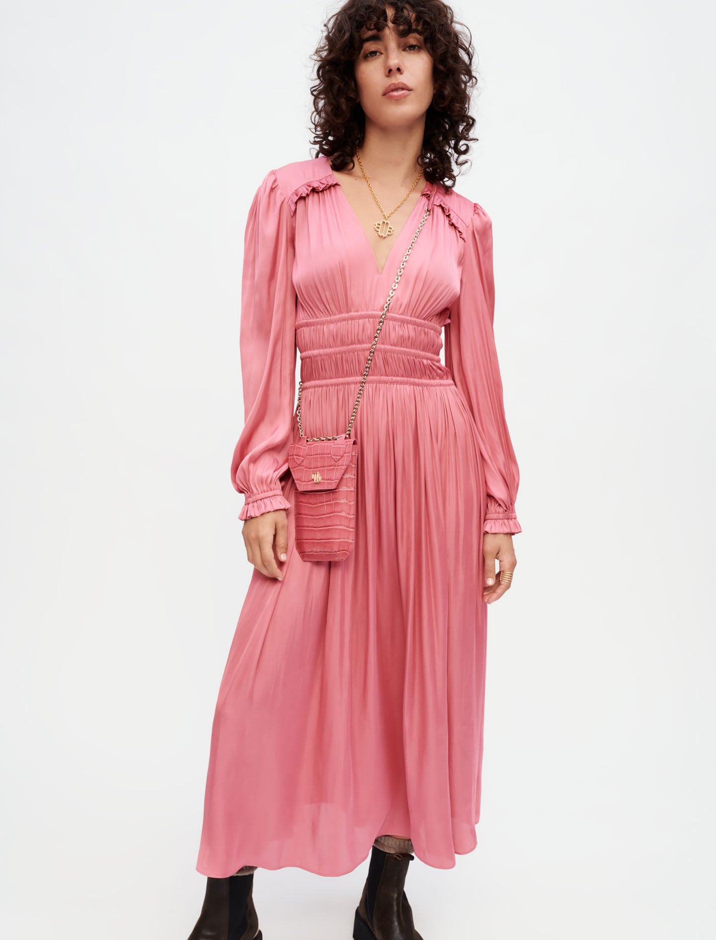 Vestido de raso con volantes