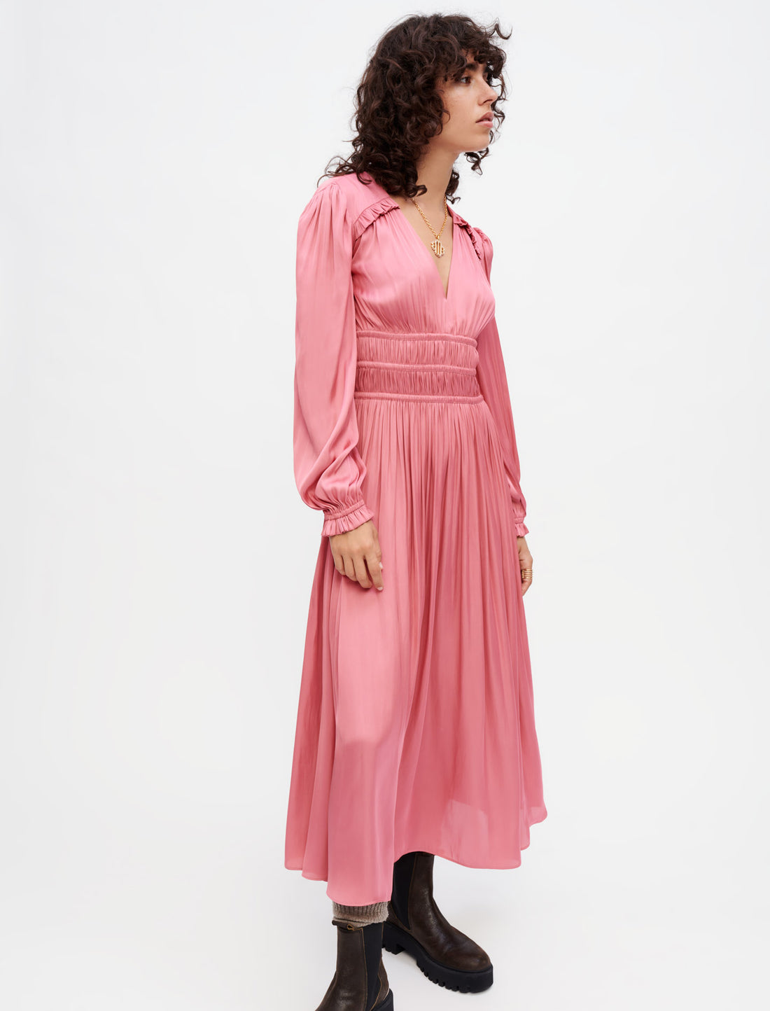 Vestido de raso con volantes