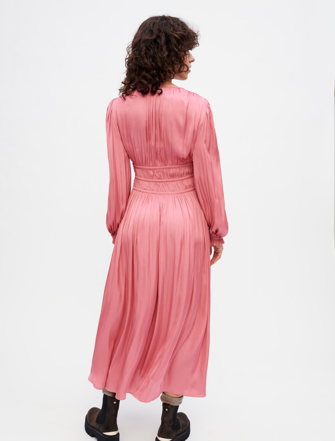 Vestido de raso con volantes