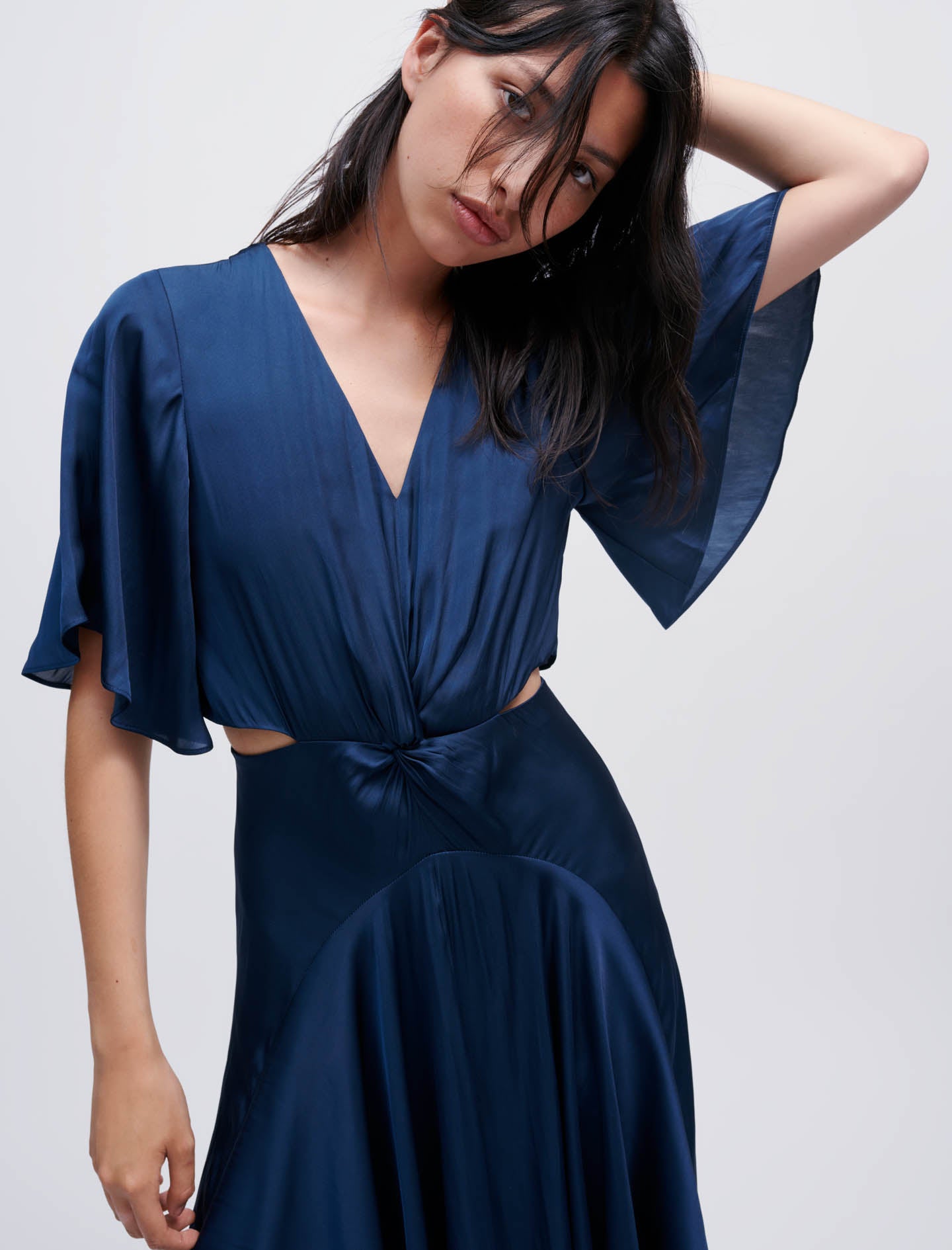 Vestido pañuelo de raso fluido