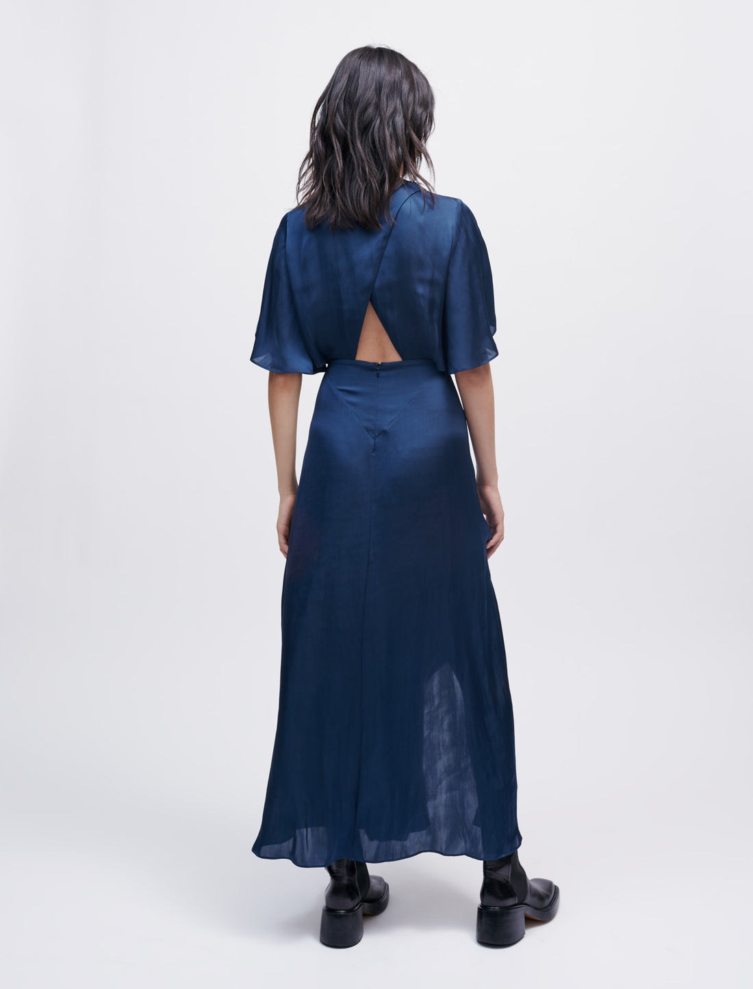 Vestido pañuelo de raso fluido