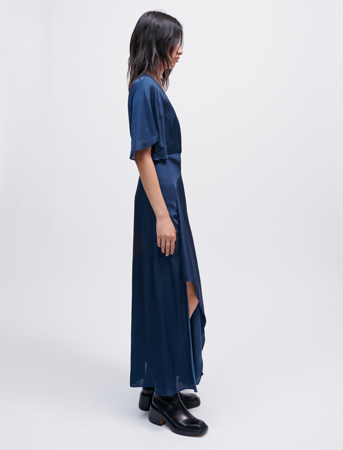 Vestido pañuelo de raso fluido