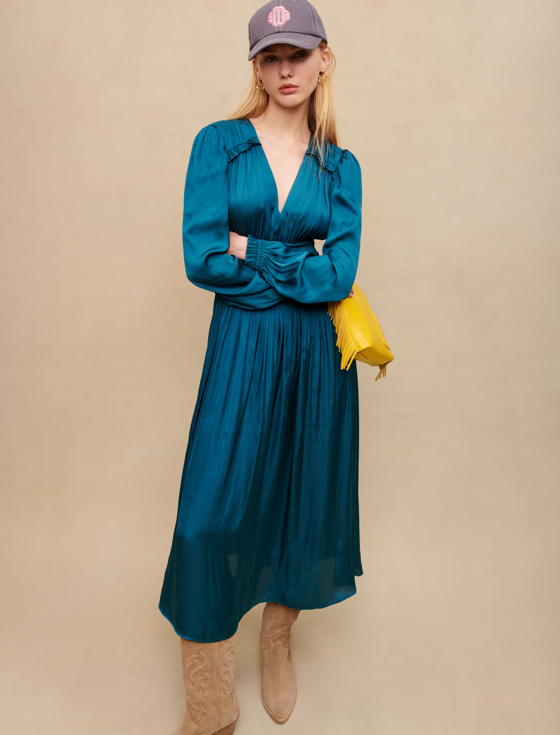 Vestido midi de raso con volantes