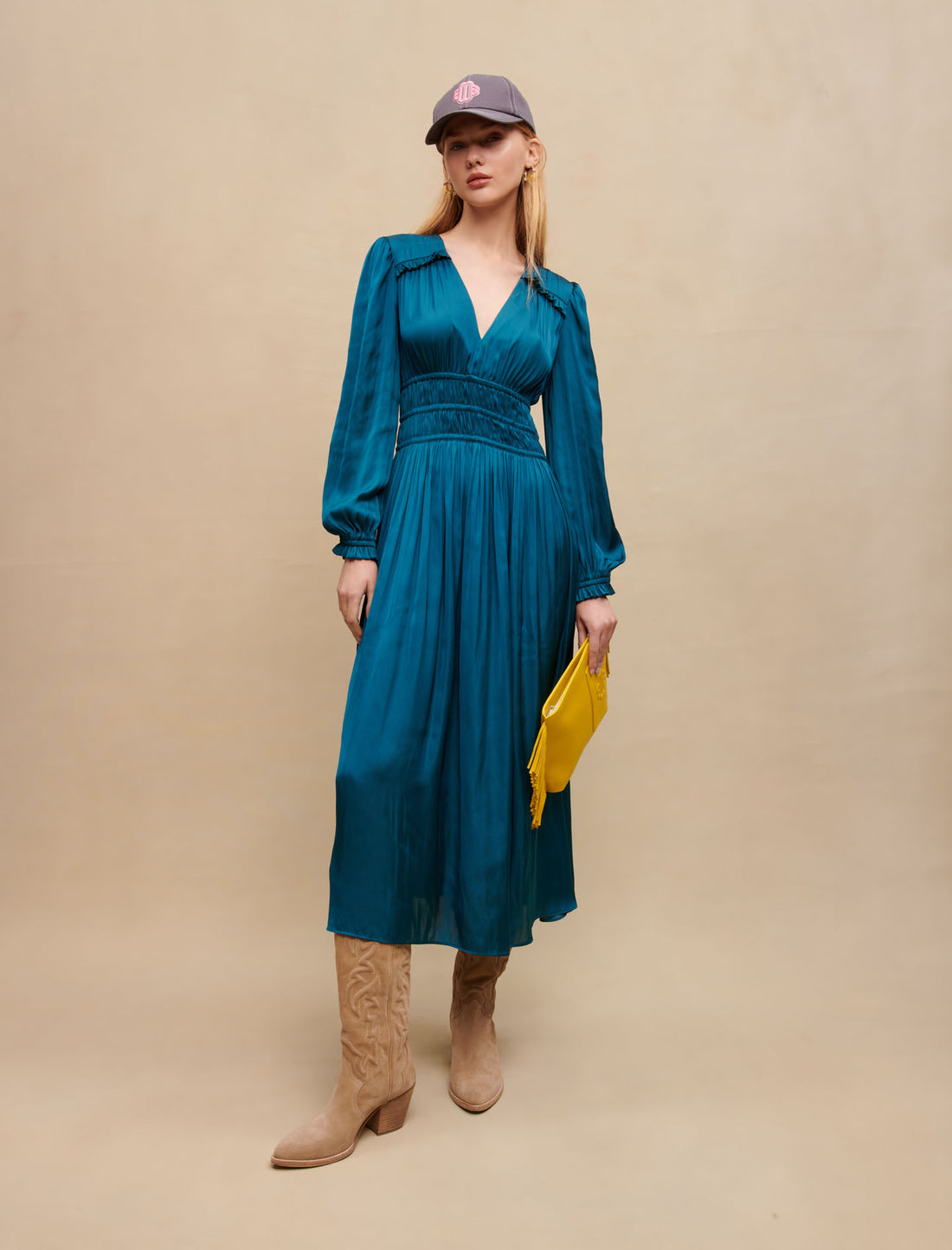 Vestido midi de raso con volantes