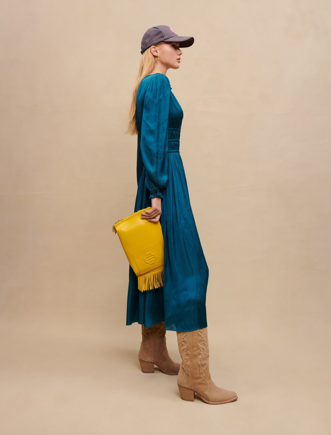 Vestido midi de raso con volantes