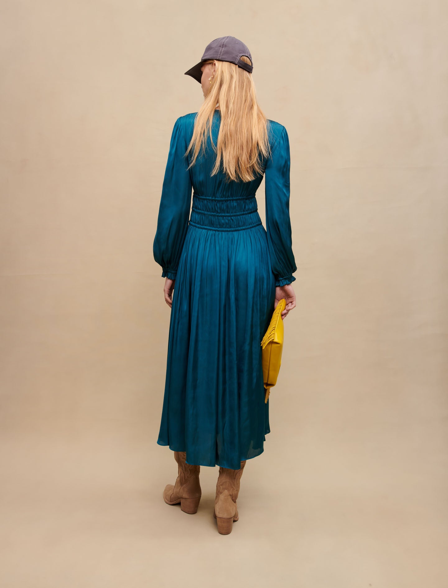 Vestido midi de raso con volantes