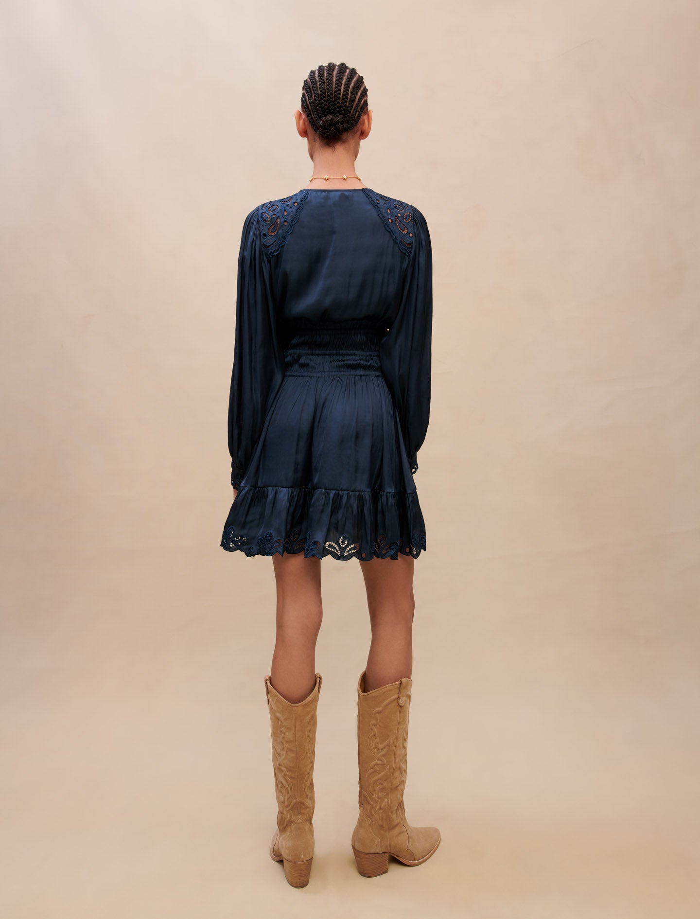 Vestido bordado con frunces
