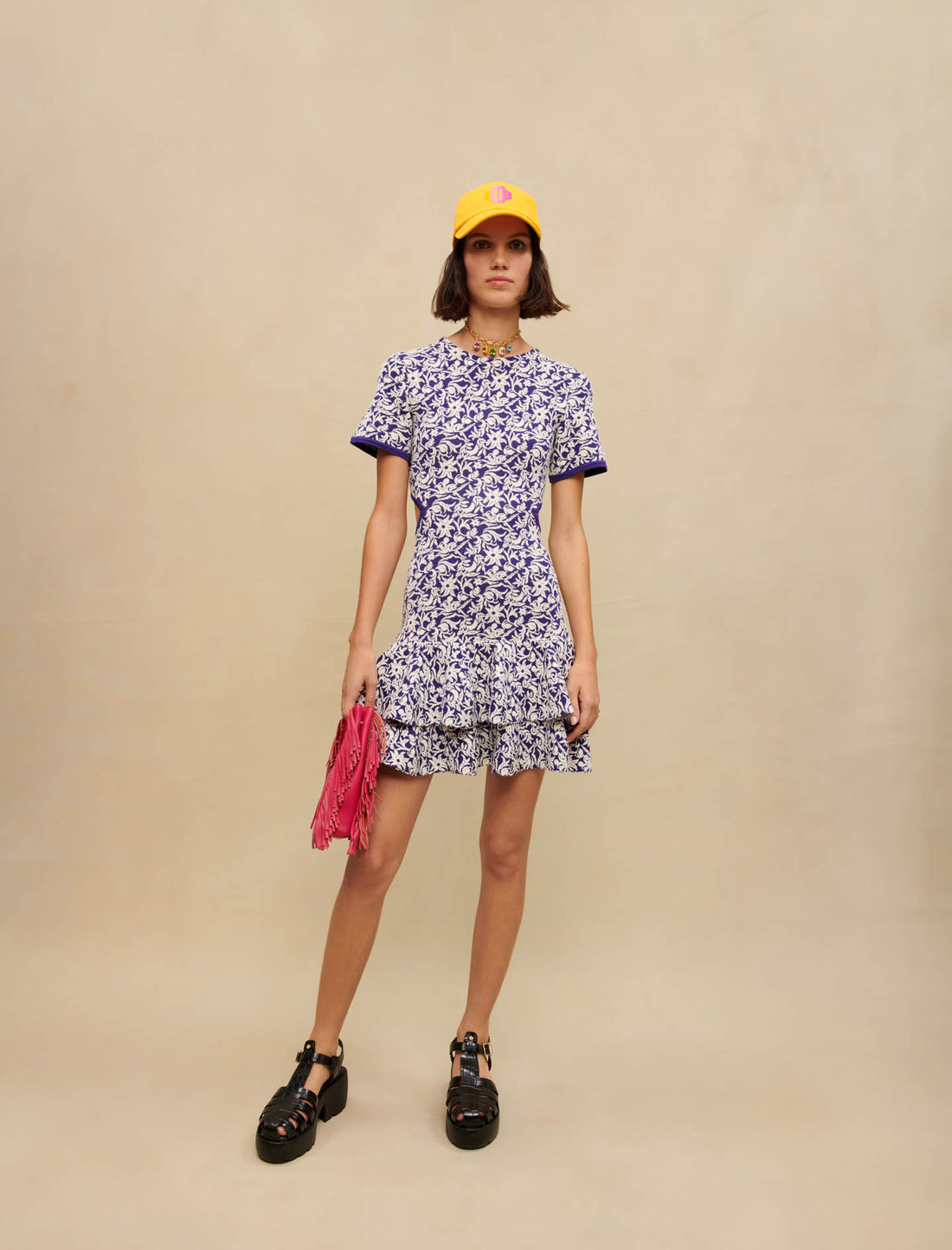 Vestido corto calado de flores