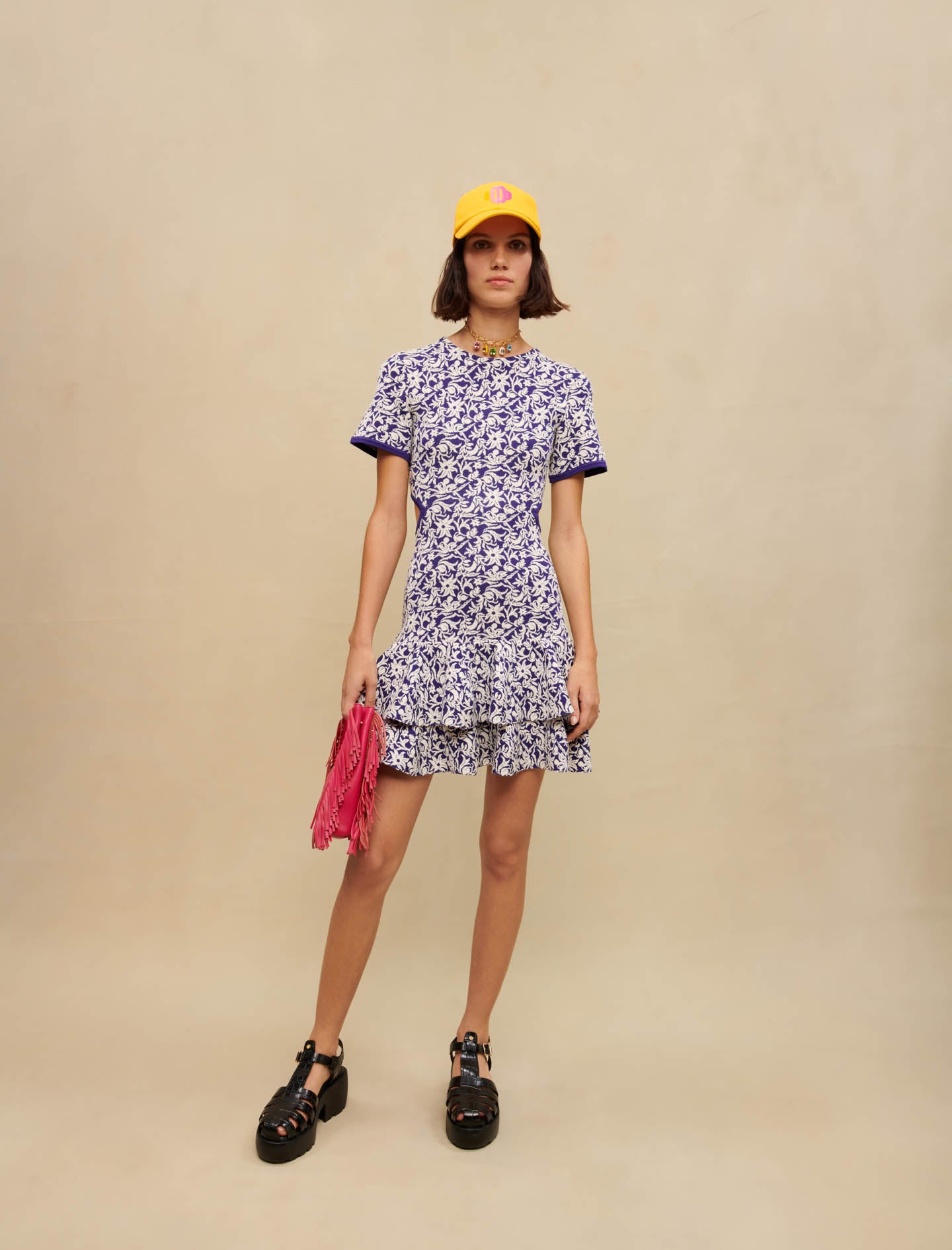Vestido corto calado de flores