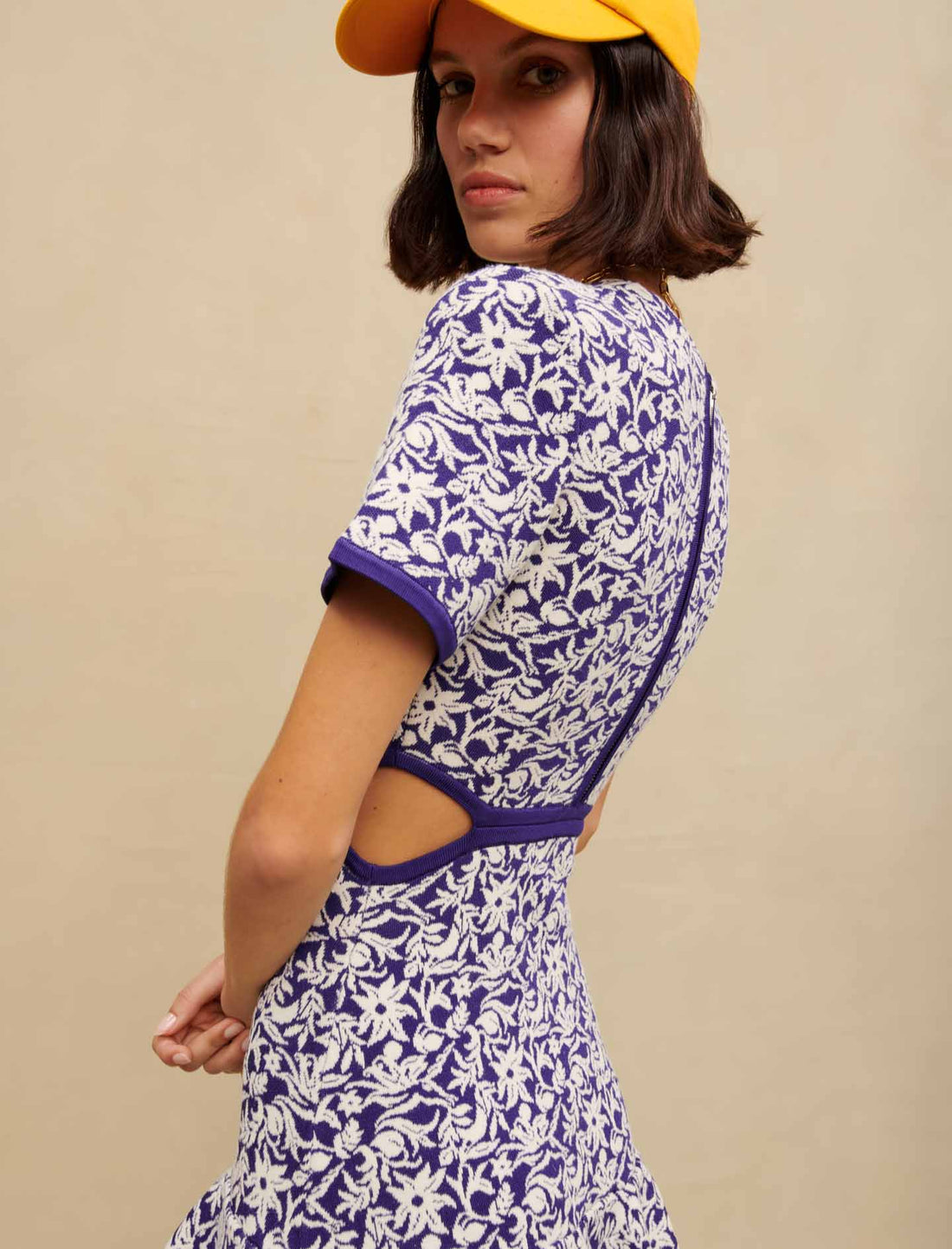 Vestido corto calado de flores