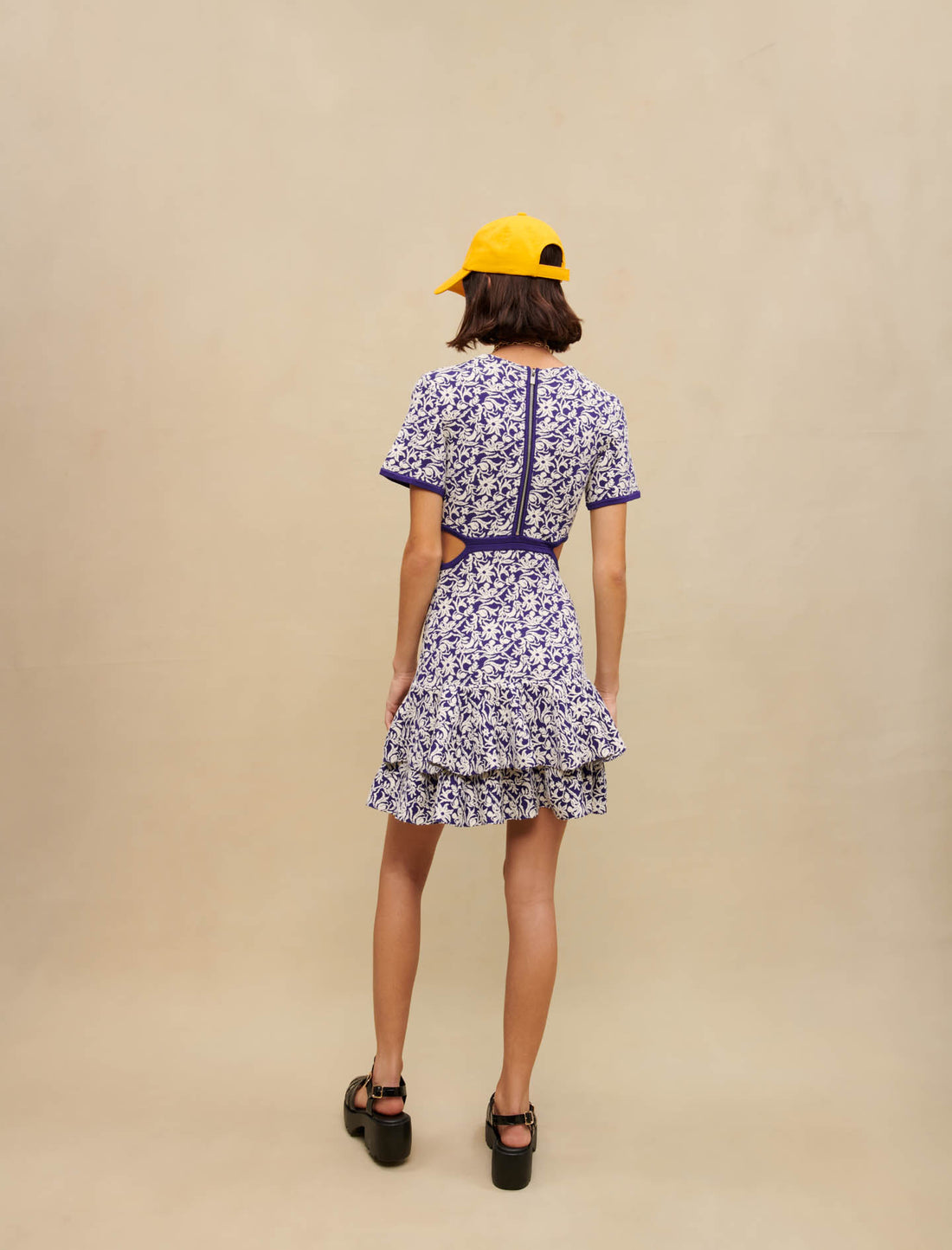 Vestido corto calado de flores