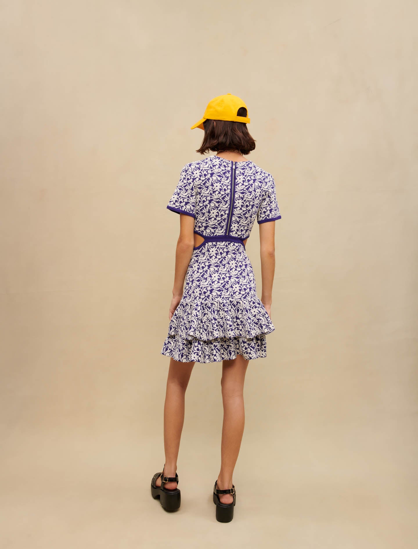 Vestido corto calado de flores