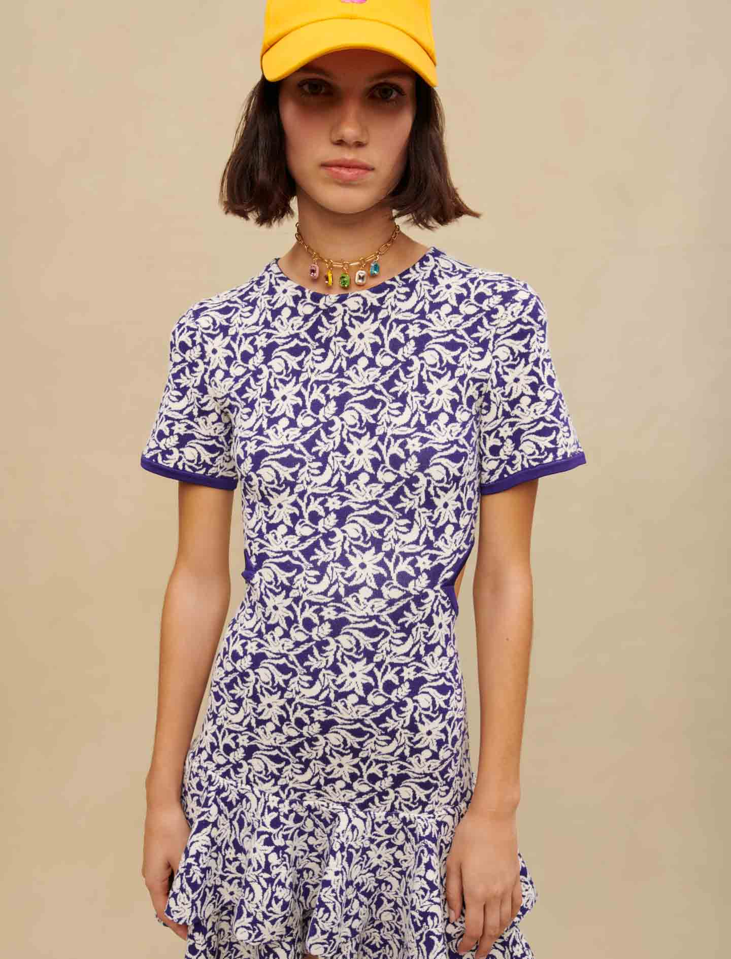 Vestido corto calado de flores