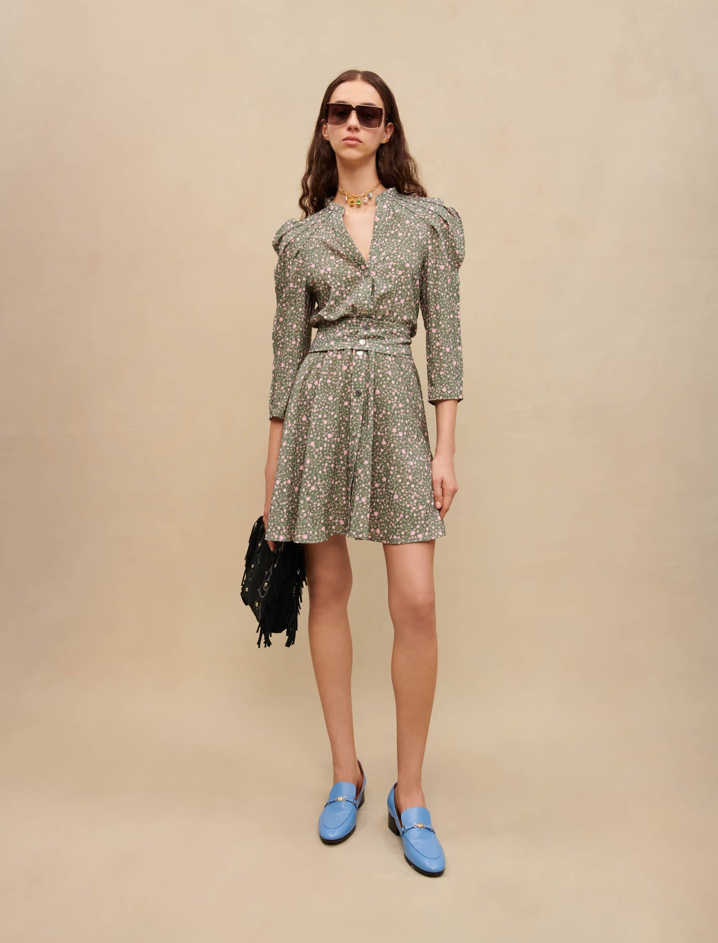 Vestido corto con mangas voluminosas
