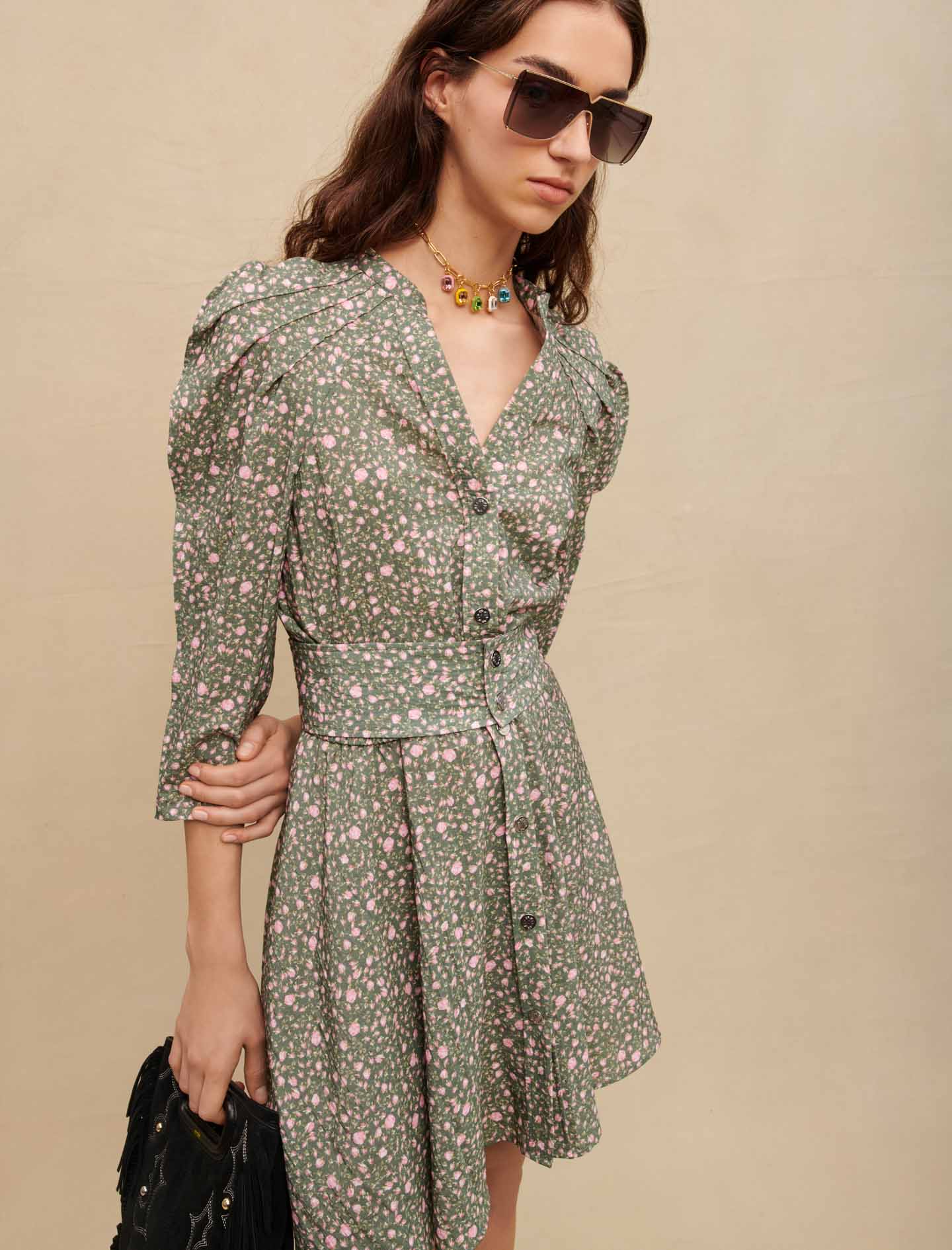 Vestido corto con mangas voluminosas