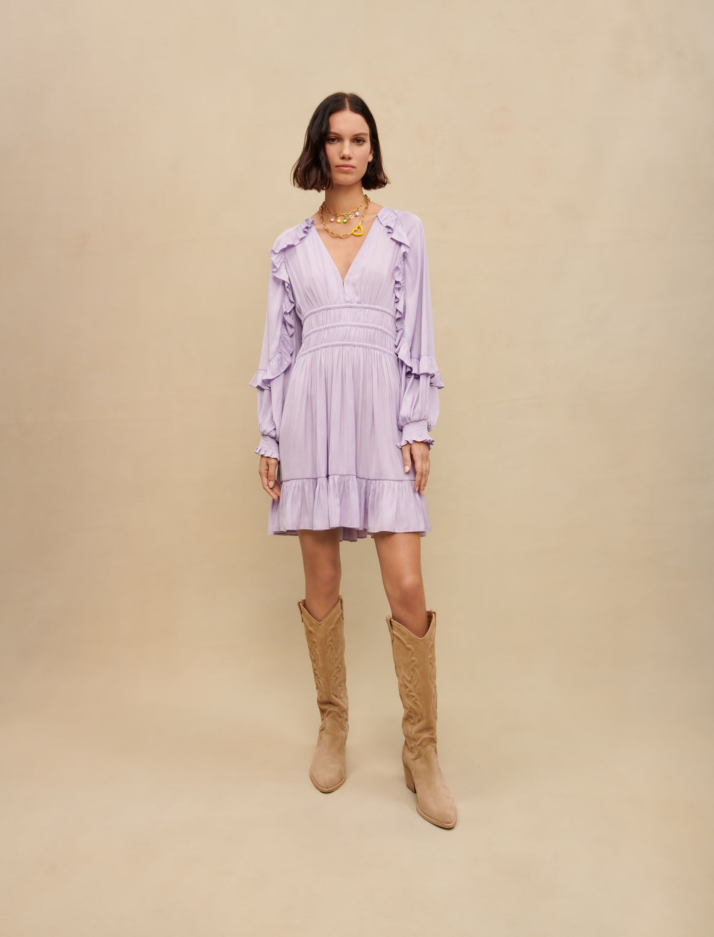 Vestido corto de raso con volantes