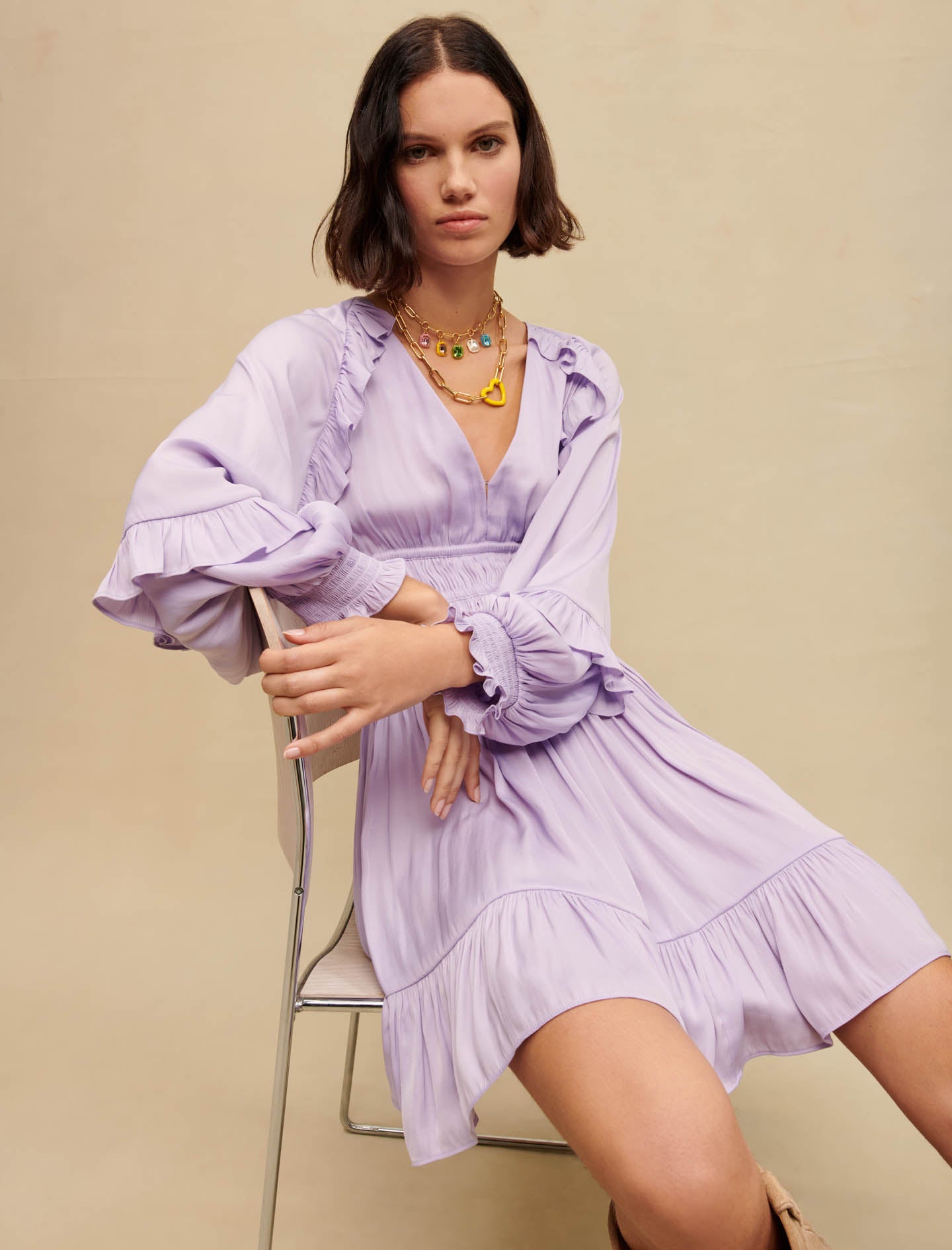 Vestido corto de raso con volantes