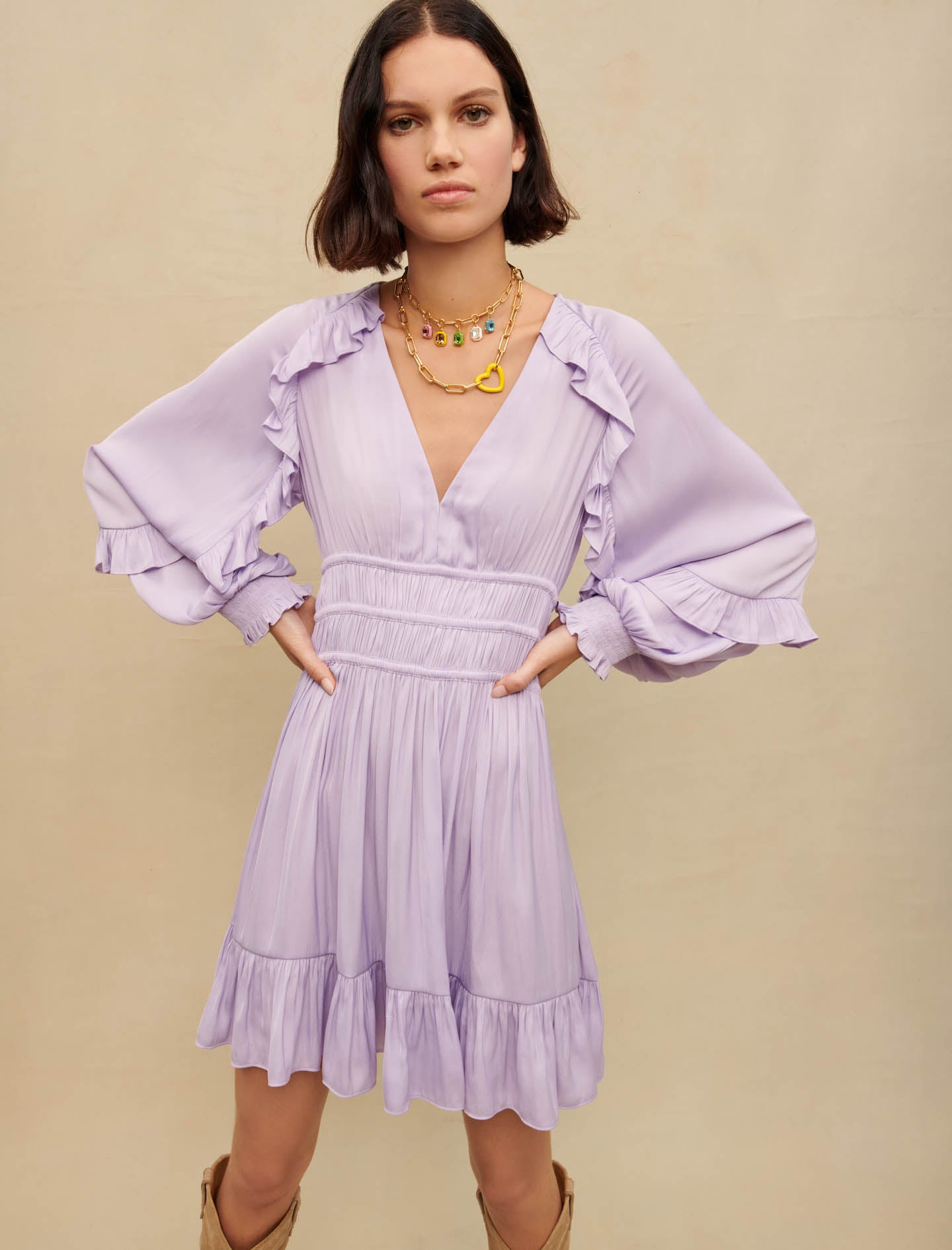 Vestido corto de raso con volantes