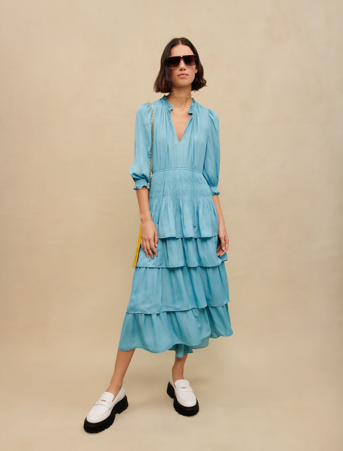 Vestido largo de raso con volantes