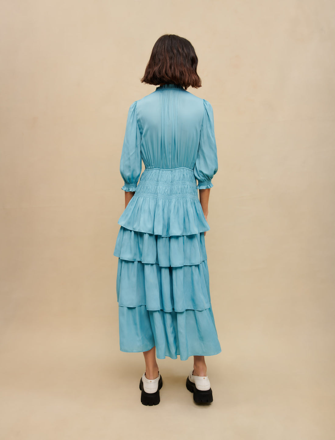 Vestido largo de raso con volantes