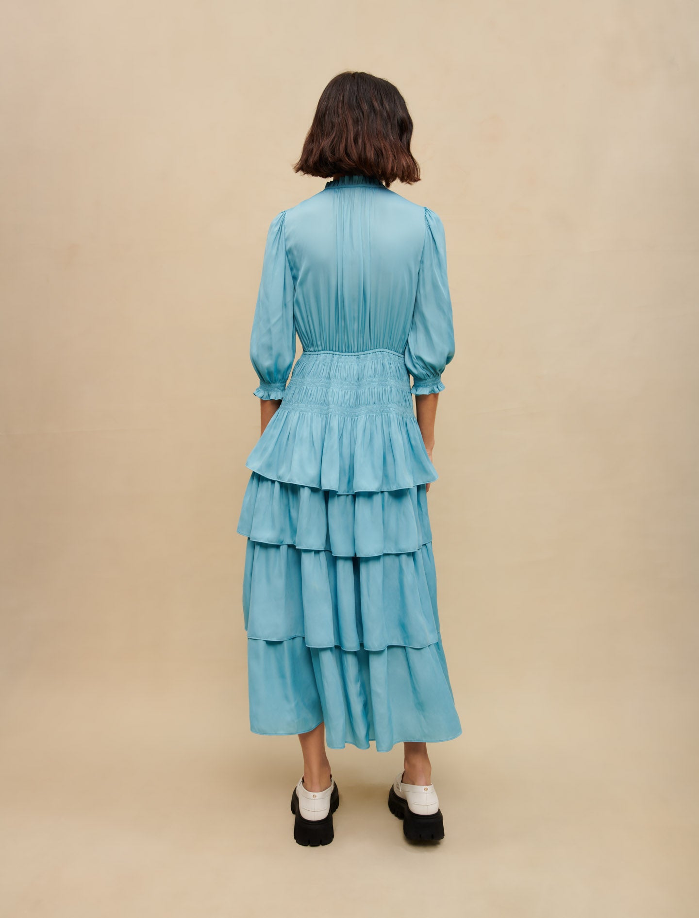 Vestido largo de raso con volantes