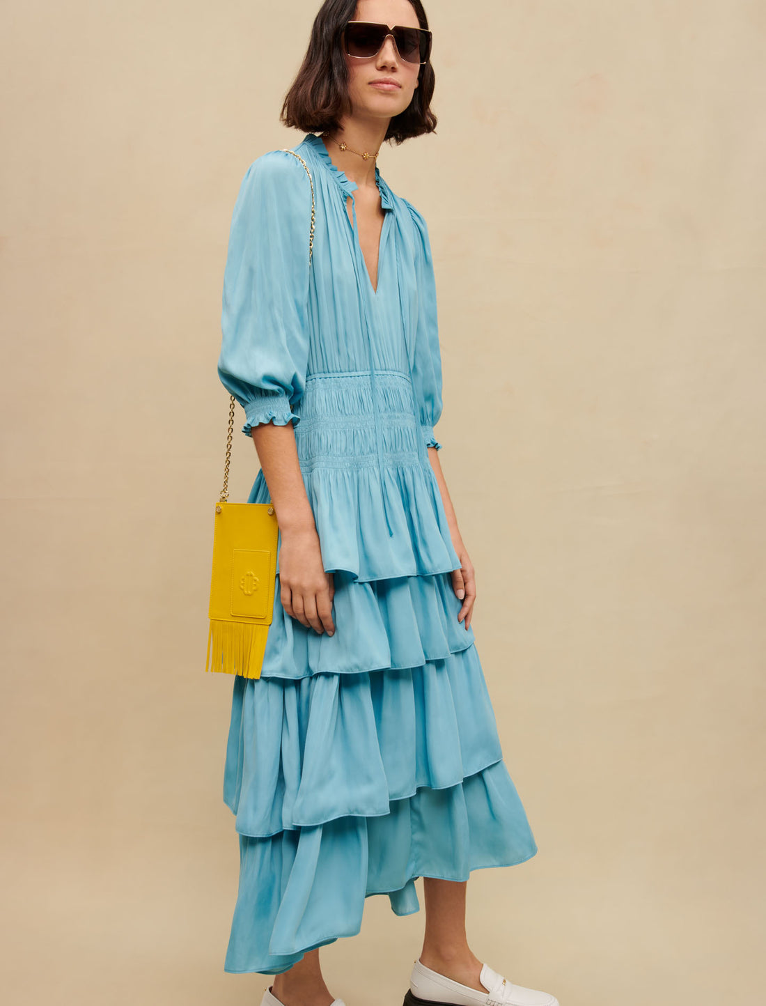 Vestido largo de raso con volantes
