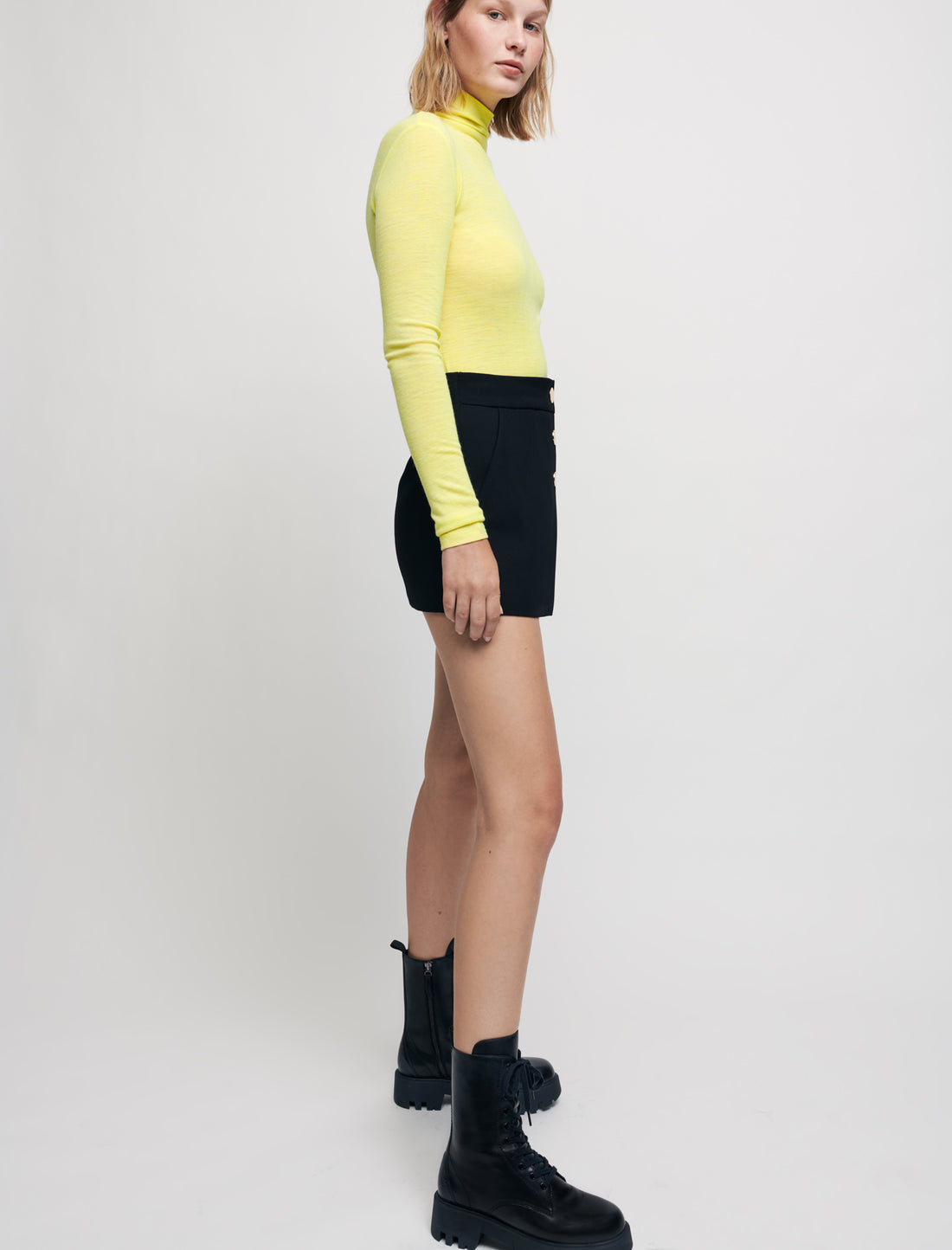Short trampantojo con botones de espejo