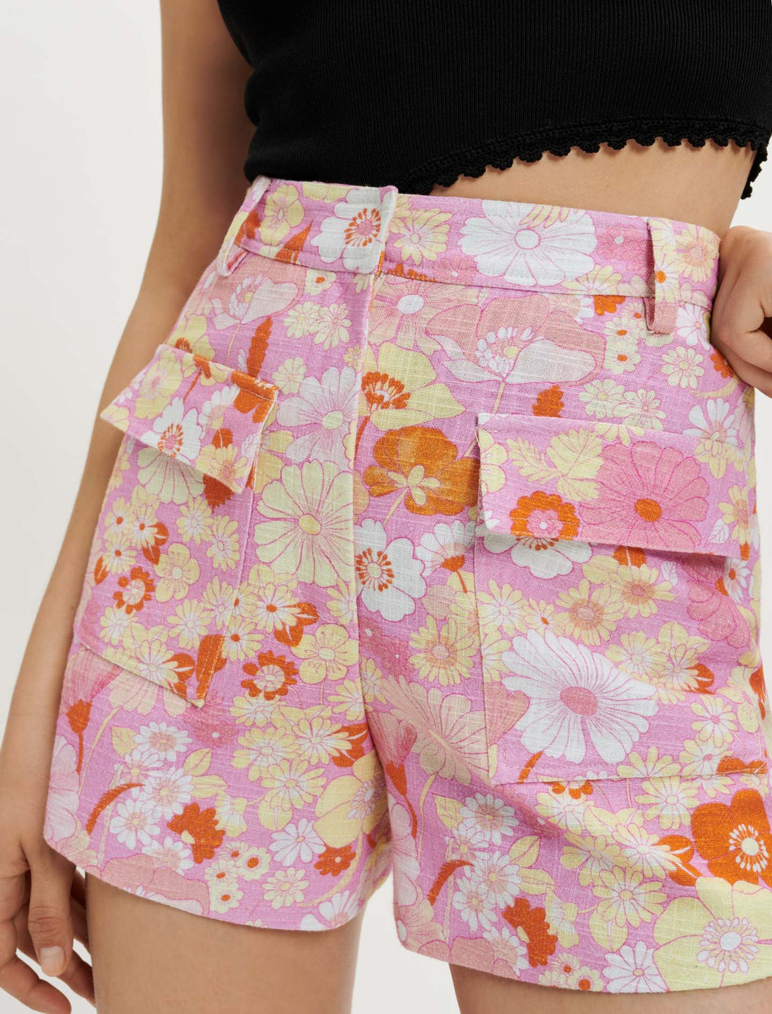 Short con estampado flower power