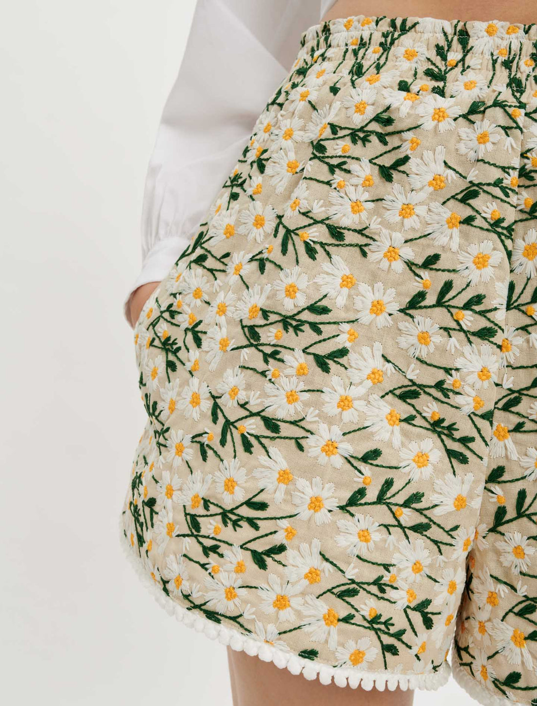 Short con flores bordadas