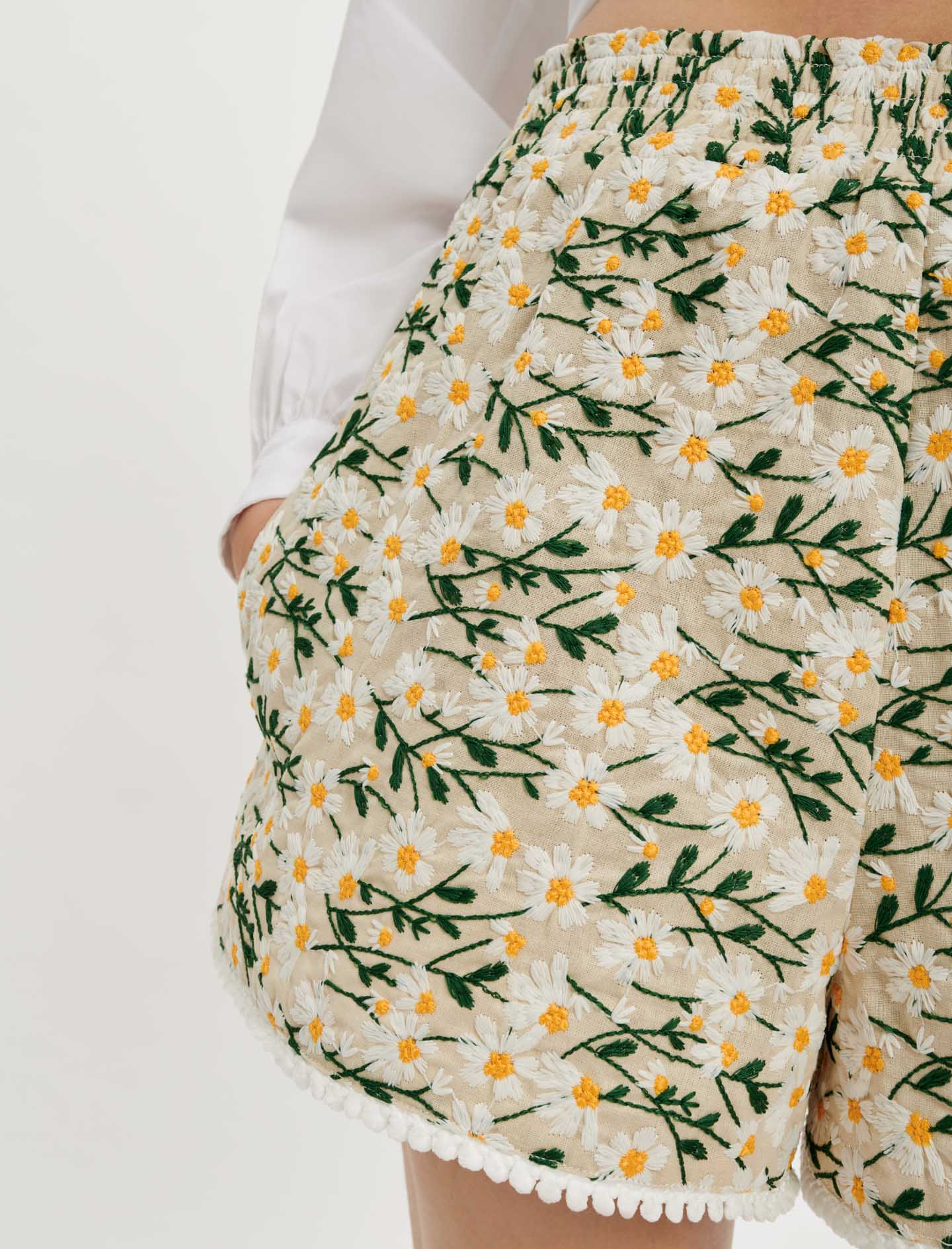 Short con flores bordadas