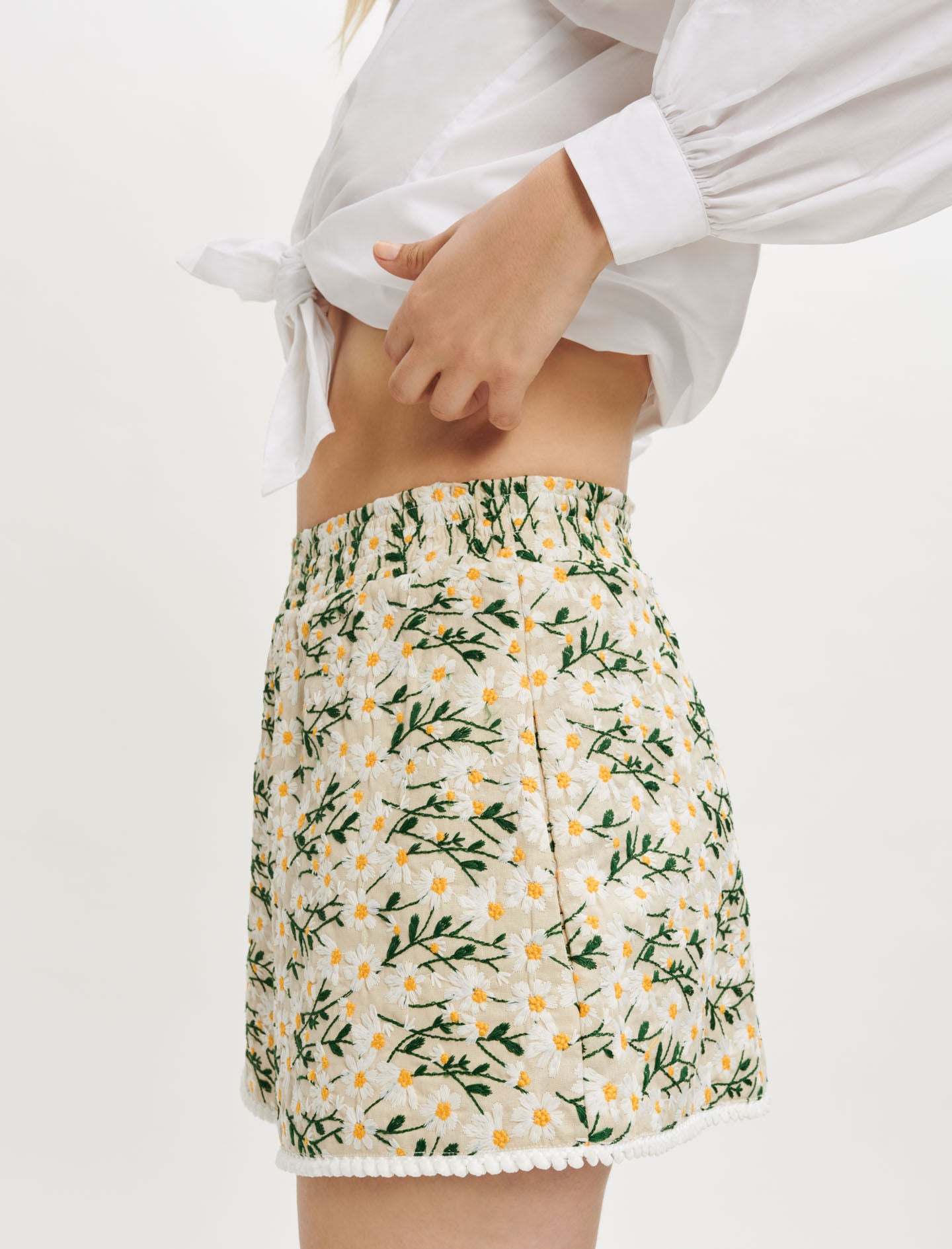 Short con flores bordadas