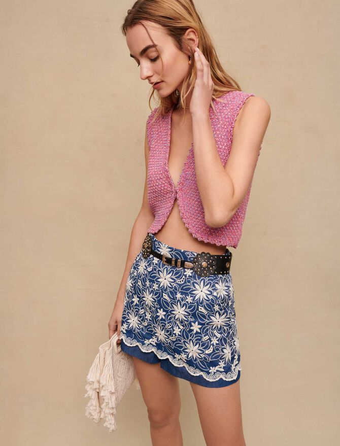 Short con flores bordadas