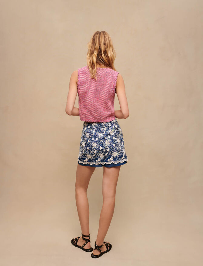 Short con flores bordadas